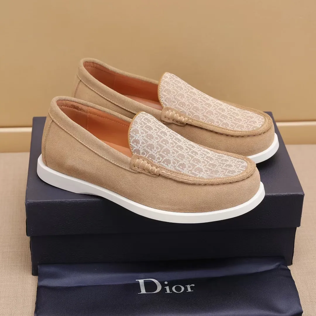 Men's Men's Shoes 💰400 [New Style] 🏍️🏍️Dior - This Dior Granville loafer is a casual dress shoe. Crafted from luxuriously soft beige suede, it features a beige Oblique print panel on the upper. The lightweight cream-white rubber sole is more sophisticated. The Dior Oblique pattern is engraved on the outsole to enhance the style, and the Dior logo is engraved on the back side. Adds elegance to any casual look.